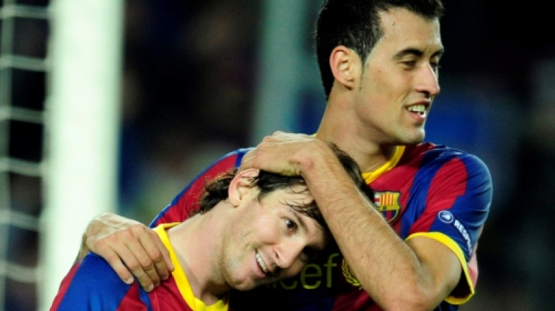 Serhio Busketam (pa labi) nu kabatā līgums ar "Barcelona" līdz 2015. gada vasarai
Foto: AP/ Scanpix