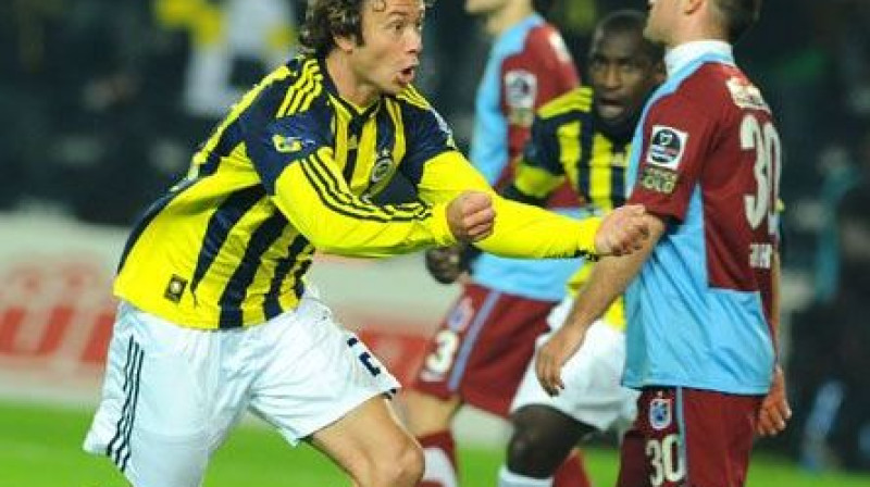 ''Fenerbahce'' aizsargs Djēgo Lugano nule kā guvis vārtus, atzīmēt steidz arī Mamadū Niangs (vidū)
Foto: fenerbahce.org