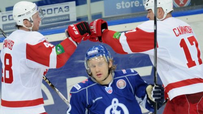 Kriss Saimons (pa labi) tagad spēlēs Maskavas ''Dynamo''
Foto: ITAR TASS/Scanpix