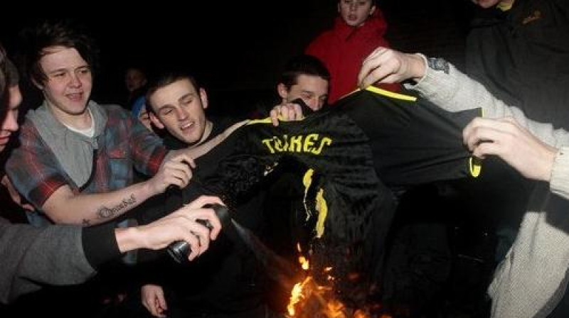 "Liverpool" līdzjutēji dedzina Fernando Toresa kreklu
Foto: AP/Scanpix