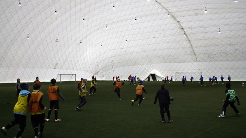 Kādā valodā futbolu mācās šie puikas?
Foto: Romāns Kokšarovs,"Sporta Avīze"