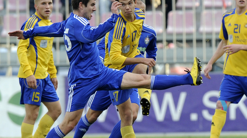 Pussargs Artūrs Zjuzins (centrā ar 17. numuru) pērn aizvadīja līdz šim sekmīgāko sezonu karjerā. Kāds (un kur) būs turpinājums? Foto: Romāns Kokšarovs, "Sporta Avīze"