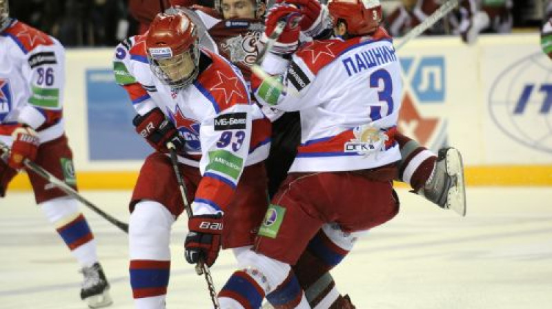 ''Dinamo'' neprata uzlauzt ciešo ''CSKA'' aizsardzību
Foto: Romāns Kokšarovs, Sporta Avīze, f64