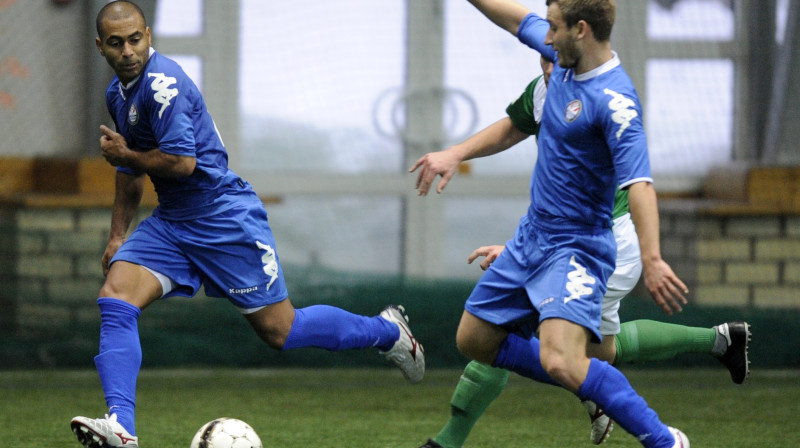 Aiz durvīm sniegs, bet hallē mājīgi - skontieši sezonai gatavojas uz mākslīgā segumu "Skonto" hallē. Foto: Romāns Kokšarovs, "Sporta Avīze"