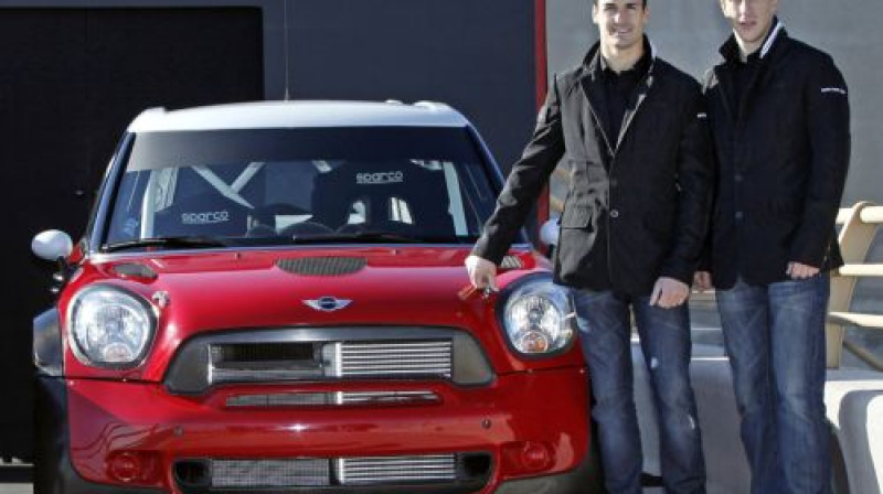 Dani Sordo un Kriss Mīke pie jaunās "Mini" automašīnas
Foto: ''Mini'' preses dienests