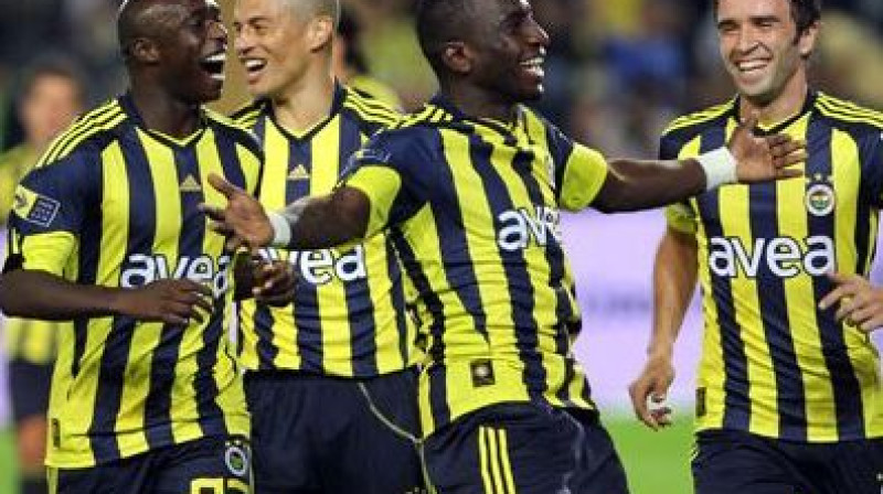 ''Fenerbahce'' uzvaras kaldinātāji - (no kreisās) Isiars Diā, Alekss, Mamadū Niangs
Foto: fenerbahce.theoffside.com