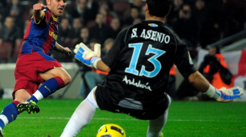 Serhio Asenho ("Malaga") darbībā mačā pret "Barcelona" un Davidu Vilju
Foto: AP/ Scanpix