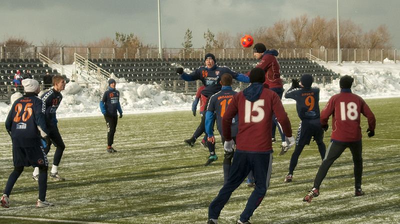 Laiks bija pilnīgi nepiemērots futbolam, varbūt tieši tāpēc  "ziemeļnieki" liepājnieki spēja uzvarēt un justies mazliet komfortablāk par lietuviešiem.
