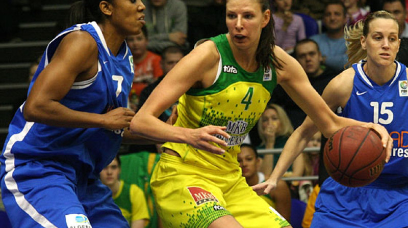 Zane Tamane cīņā ar Cindy Lima
Foto: www.fibaeurope.com