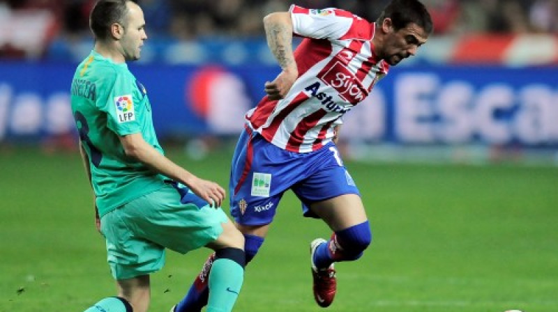 Andress Injesta ("Barcelona") divcīņā ar Načo Novo ("Sporting Gijon")
Foto: AP/ Scanpix