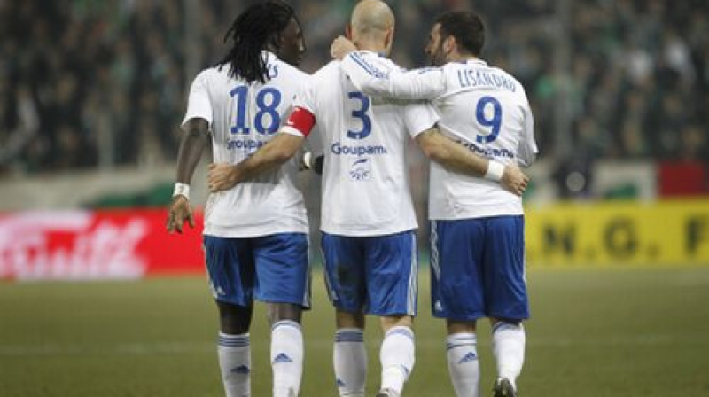 Bafetimbī Gomiss, Kriss un Lisandro Lopess atzīmē vārtu guvumu
Foto: AP/Scanpix