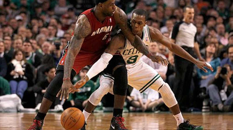 Ražāns Rondo aizsardzībā pret Lebronu Džeimsu
Foto: AP/Scanpix