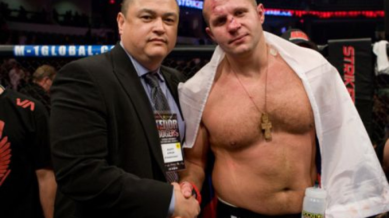 Fjodors Jemeļjaņenko (no labās) kopā ar "Bellator" šefu Skotu Kokeru
Foto: sherdog.com