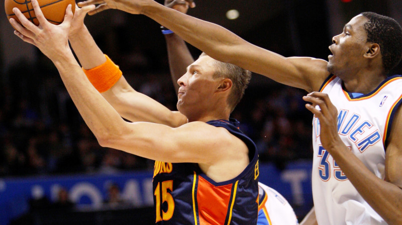Andris Biedriņš un ''Thunder'' līderis Kevins Durants
Foto: AP/Scanpix