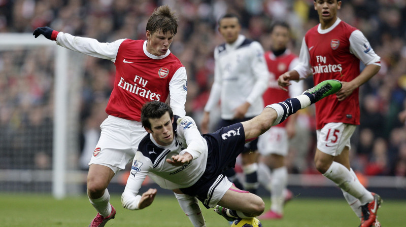 "Tottenham" Eiropas iekarošanu pagaidām jāturpina bez savainotā Gereta Beila (3. nr.), taču Andrejs Aršavins (pa kreisi) trešdien gatavs palīdzēt "Arsenal" cīņā ar Barcelona. Foto: "AFP"