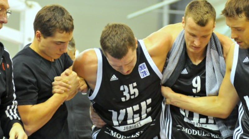Andrejs Šeļakovs ar komandas biedru palīdzību pamet laukumu
Foto: Romualds Vambuts, Sportacentrs.com