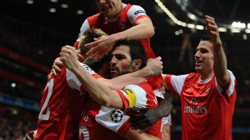 ''Arsenal'' futbolisti atzīmē vārtu guvumu
Foto: AFP/Scanpix