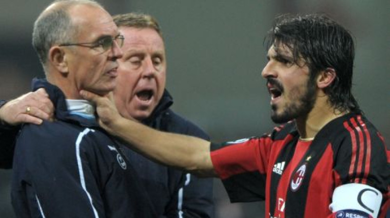 Dženāro Gatuzo saķēris aiz kakla Džo Džordanu
Foto: AFP/Scanpix