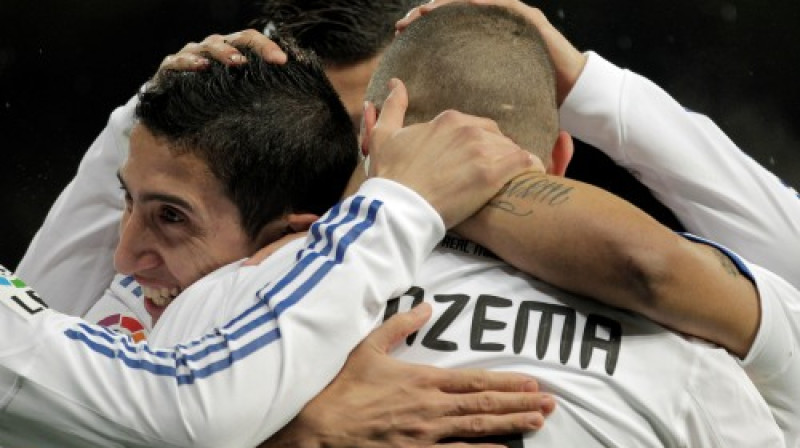 Uz lietus samērcētā "Santiago Bernabeu" zālāja rezultātu atklāja francūzis Karims Benzemā ("Real Madrid")
Foto: AP/ Scanpix