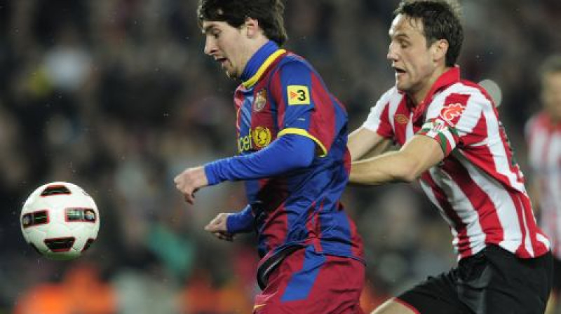 Lionels Mesi ("Barcelona") cīņā ar Karlosu Gurpegi ("Athletic Bilbao")
Foto: AFP/ Scanpix