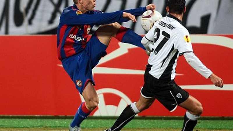 Aleksandrs Cauņa žonglē bumbu
Foto: Reuters
