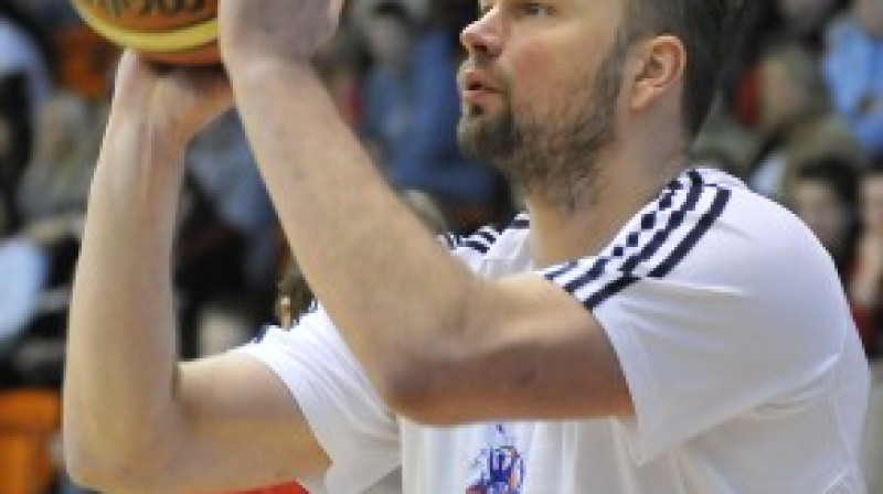 Drošā roka - pieckārtējais LBL Zvaigžņu spēles trīspunktnieku konkursa uzvarētājs Uvis Helmanis. Foto: Romualds Vambuts, sportacentrs.com