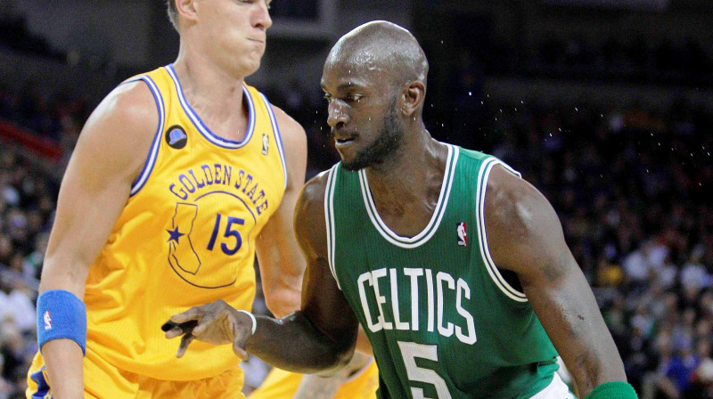 Andris Biedriņš cīņā ar Kevinu Gārnetu
Foto: AP/Scanpix