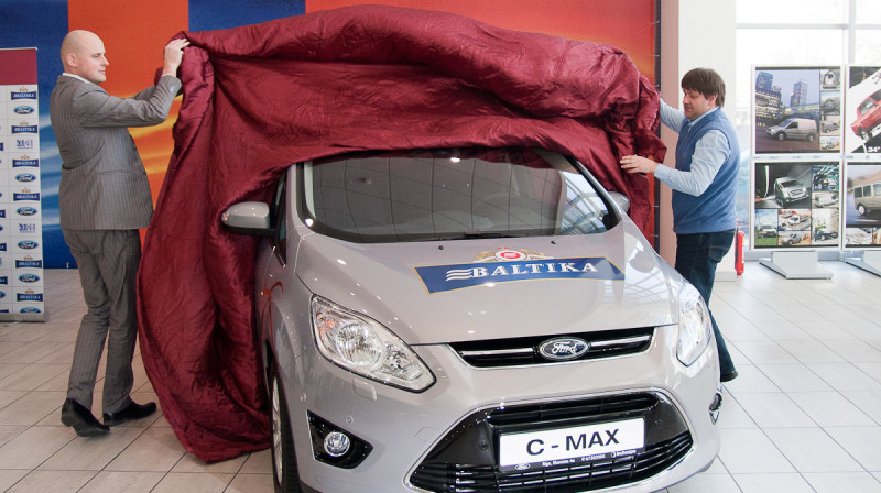 SIA Baltic Motors menedžeris Latvijā Andris Kulbergs un LBL direktors Ralfs Pleinics atklāj Baltika akcijas lielo balvu.
Foto: Ēriks Biters