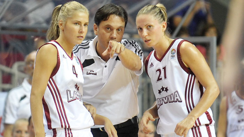Latvijas valstsvienības saspēles vadītājas Elīna Babkina un Kristīne Kārkliņa sestdien rādīja teicamu sniegumu
Foto: Romāns Kokšarovs, "Sporta Avīze", f64
