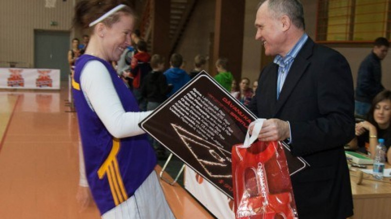 Swedbank LJBL 2011.gada zvaigžņu spēles uzvarētāja tālmetienu konkursā Agate Geka šosezon iebalsota LJBL komandas pamatpiecniekā.
Foto: Ēriks Biters