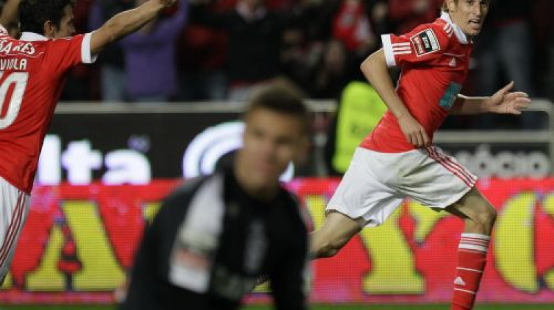 Fabiu Koentrau (pa labi) priecājas pēc vārtu guvuma
Foto: AP/Scanpix