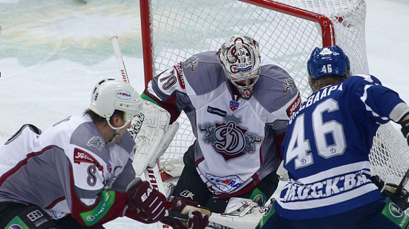 Sandis Ozoliņš un Mikaels Telkvists pie ''Dinamo'' vārtiem
Foto: Aleksandrs Safonovs, championat.ru