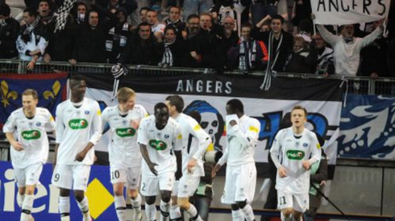 "Angers" futbolisti atzīmē vārtu guvumu
Foto: AFP/Scanpix