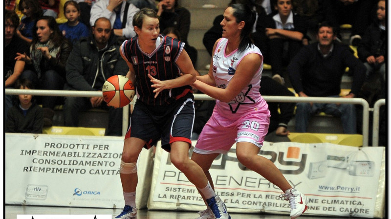 Svētdien "Pool Comense" savā laukumā ar 75:63 uzvarēja Itālijas čempiones "Cras Basket Taranto". Attēlā Liene Jansone cīņā ar Francijas valstsvienības spēlētāju Elodī Godī.
Foto: Enrico...