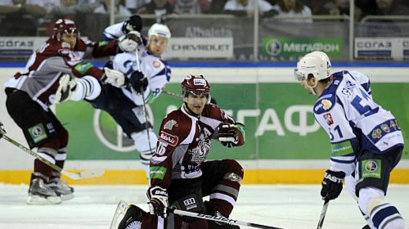Ģirts Ankipāns cenšas bloķēt Dominika Graņāka metienu
Foto: Romāns Kokšarovs, Sporta Avīze, f64