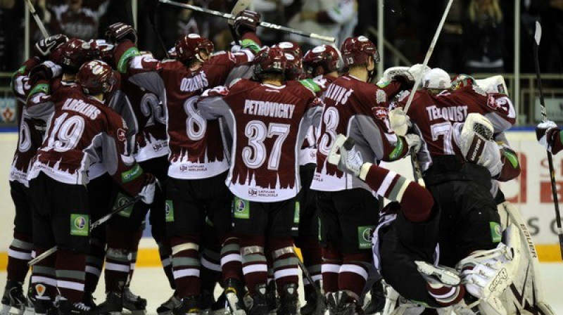 "Dinamo" līksmo!
Foto: Romāns Kokšarovs, Sporta Avīze, f64