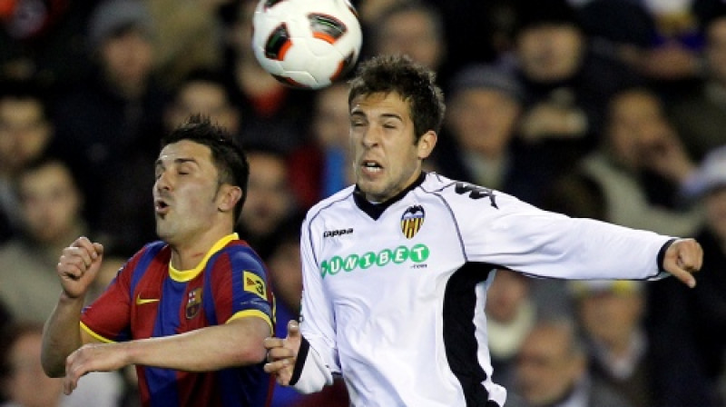 Davids Vilja ("Barcelona") cīņā ar Hordi Albu ("Valencia")
Foto: AP/ Scanpix