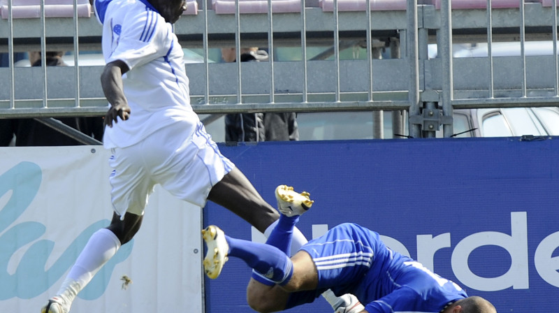 Nigērijas pussarga Maikla Tukuras (pa kreisi) palikšana FK “Ventspils” rindās joprojām esot uz jautājuma zīmes. Foto: Romāns Kokšarovs, "Sporta Avīze”