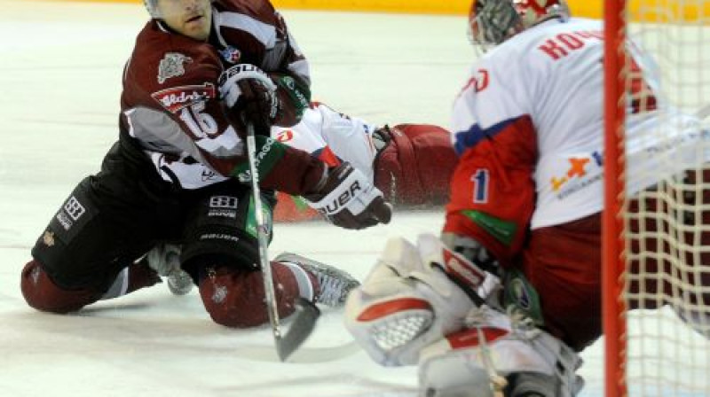 Mārtiņš Karsums pret ''Lokomotiv'' pamatvārtsargu Dmitriju Kočņevu
Foto: Romāns Kokšarovs, Sporta Avīze, f64