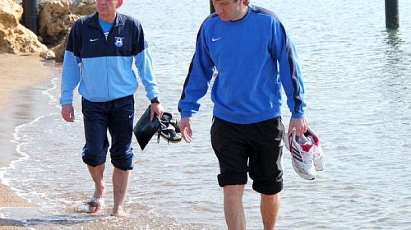 Aleksandrs Koliņko pastaigājas gar jūru pirms spēles ar Maskavas "Dinamo"
Foto: fc-baltika.ru