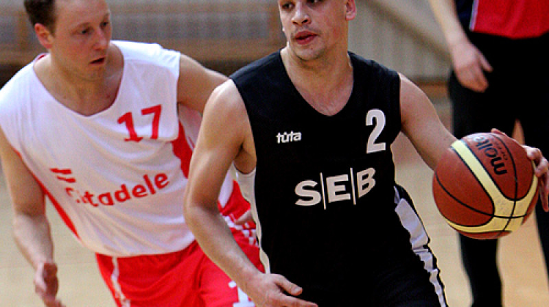 "SEB Bankas" rezultatīvākais spēlētājs Mārtiņš Mellēns, kurš guva 24 punktus, uzbrukumā pret Mareku Basankoviču ("Citadele")
Foto: Renārs Buivids