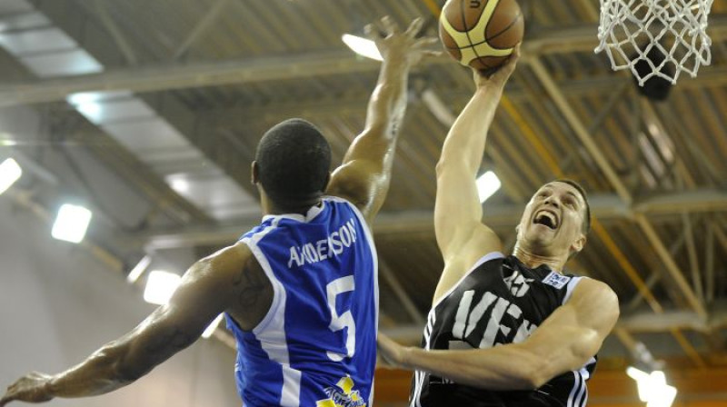 Danks pāri līdzšinējam līderim, un viss mainās...
Foto: Romāns Kokšarovs, Sporta Avīze