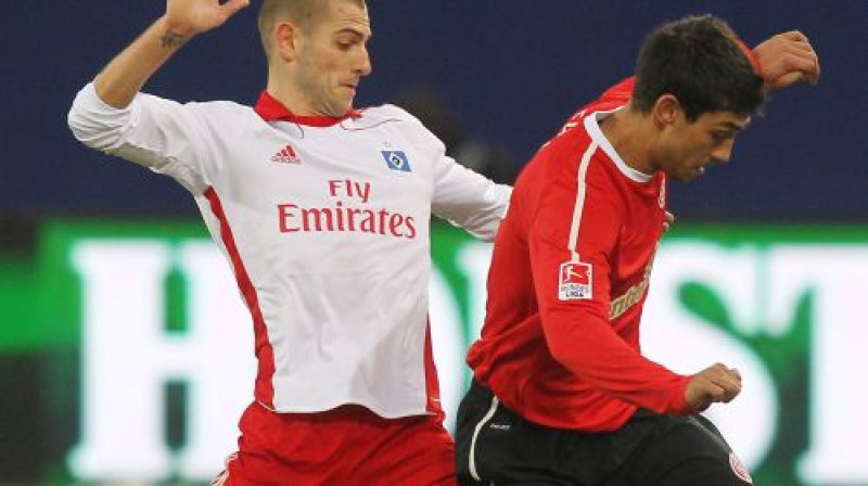 Mladens Petričs (pa kreisi) šodien guva vārtus, taču tie neglāba Hamburgu no zaudējuma
Foto: AFP/Scanpix