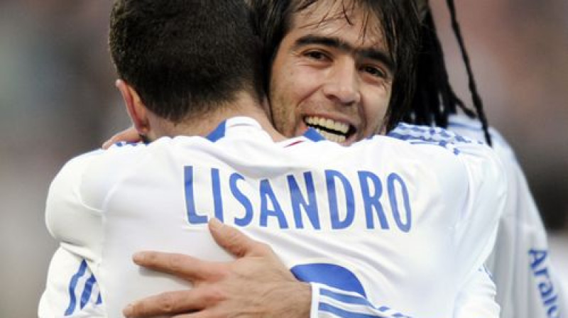 Lisandro Lopess tiek sveikts pēc kārtējā vārtu guvuma
Foto: AFP/Scanpix