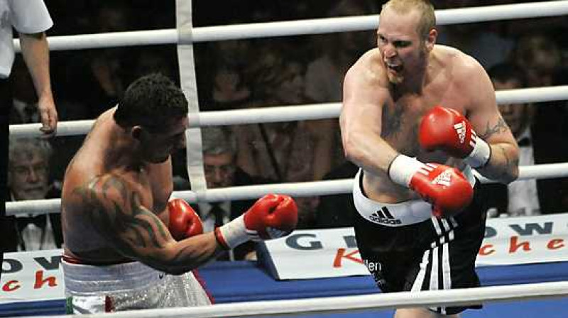 Roberts Heleniuss (pa labi)
Foto: foreverlilya.com