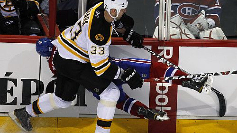 Zdeno Hāra savaino Maksu Pačoreti
Foto: Reuters/Scanpix