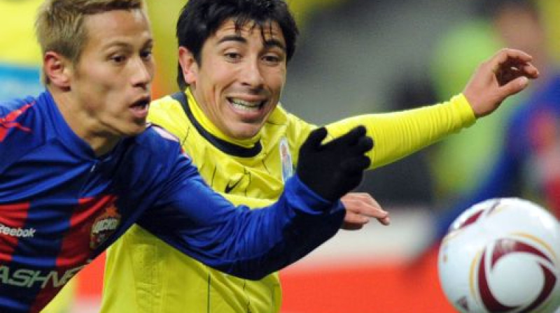 Keisuke Honda (pa kreisi) pirmajā puslaikā pret "Porto" izcēlās ar pāris izcilām piespēlēm
Foto: AFP/Scanpix