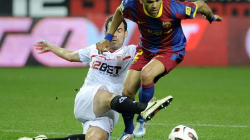 Fernando Navaro ("Sevilla") cīņā ar Danielu Alvešu ("Barcelona")
Foto: AFP/ Scanpix