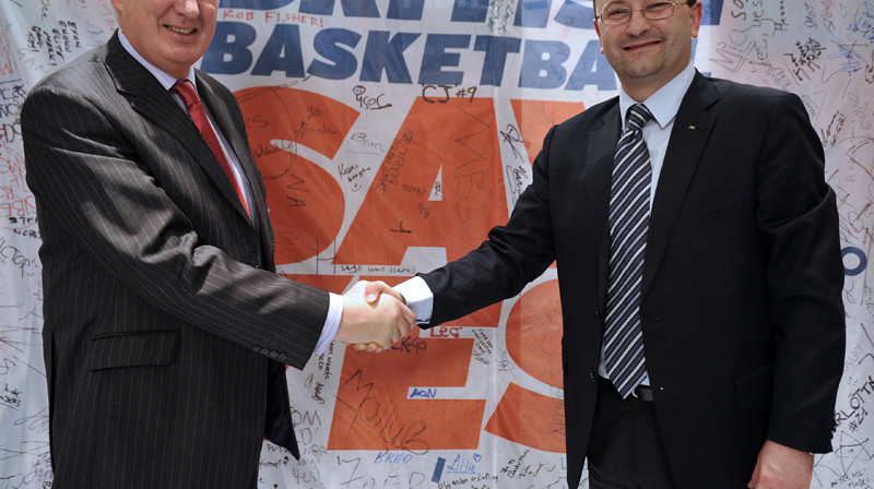 FIBA ģenerālsekretārs Patriks Baumans (no labās) apsveic Lielbritānijas kolēģi
Foto: www.fiba.com