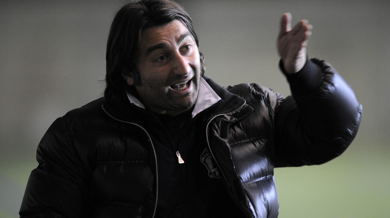 Daugavpils "Daugavas" galvenais treneris Tamazs Pertija neslēpj, ka viņam pirms jaunās futbola sezonas "deg acis". Foto: Romāns Kokšarovs, "Sporta Avīze"